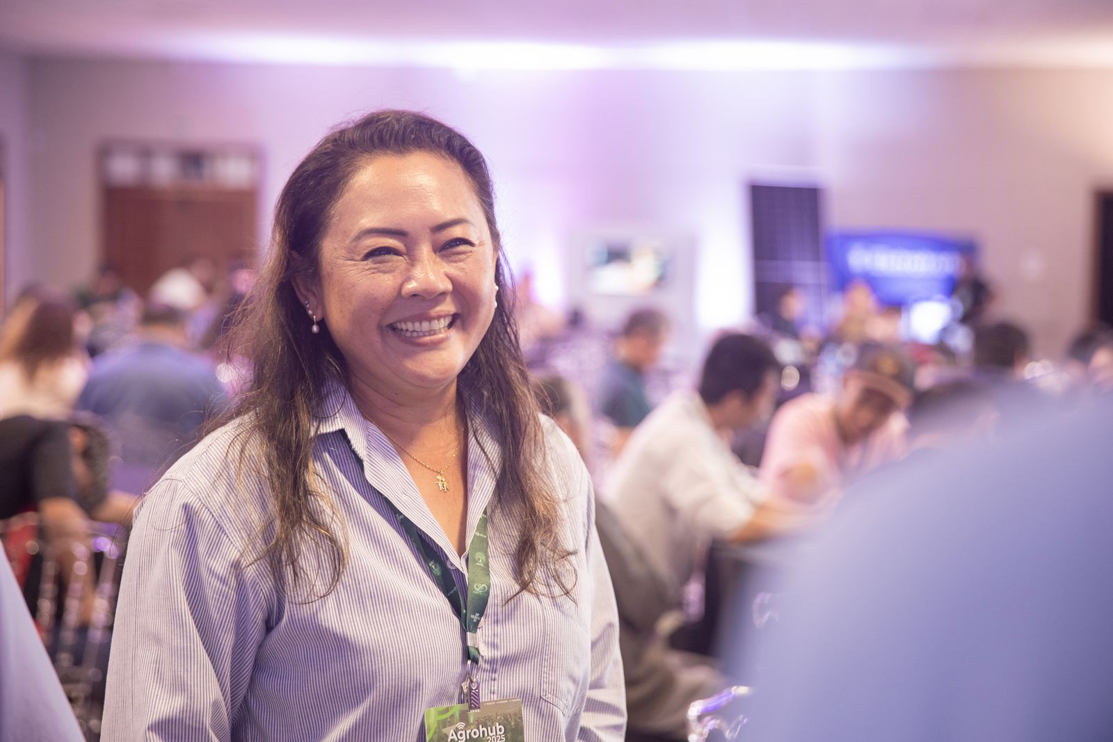 Empresária sorrindo no evento