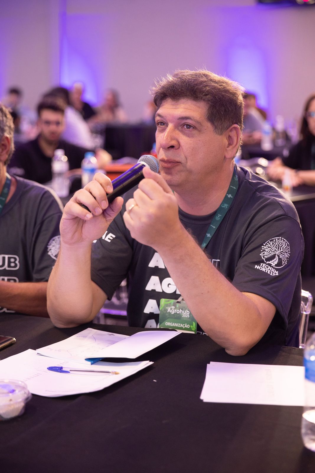 Participante com microfone durante debate