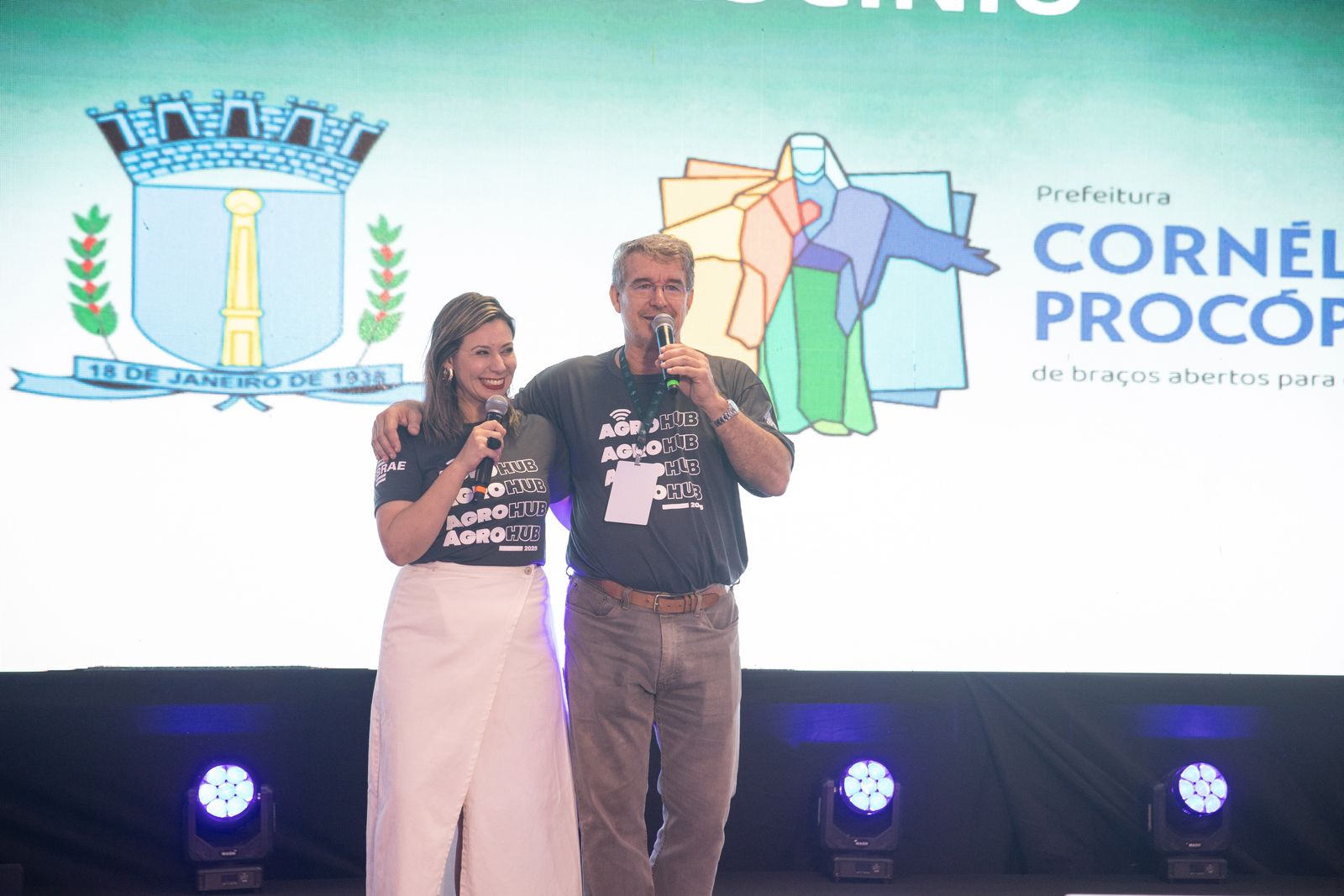 Organizadores no palco do Agrohub 2025