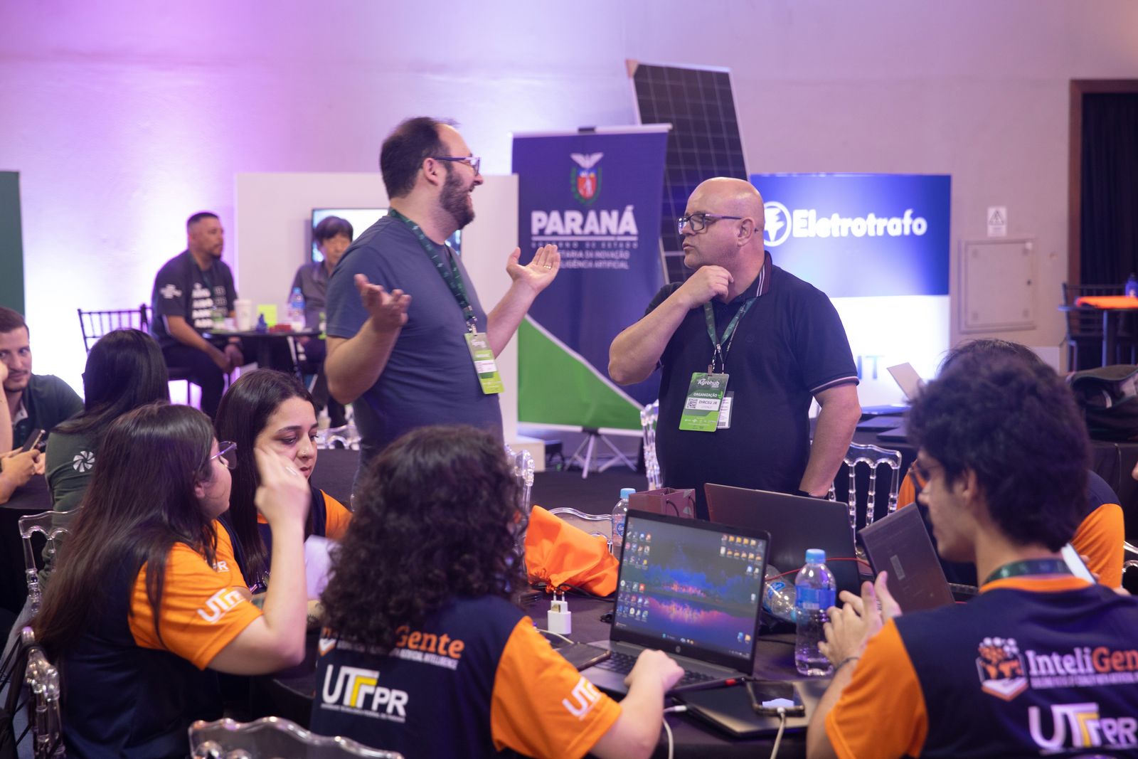 Equipes trabalhando no hackathon do Agrohub