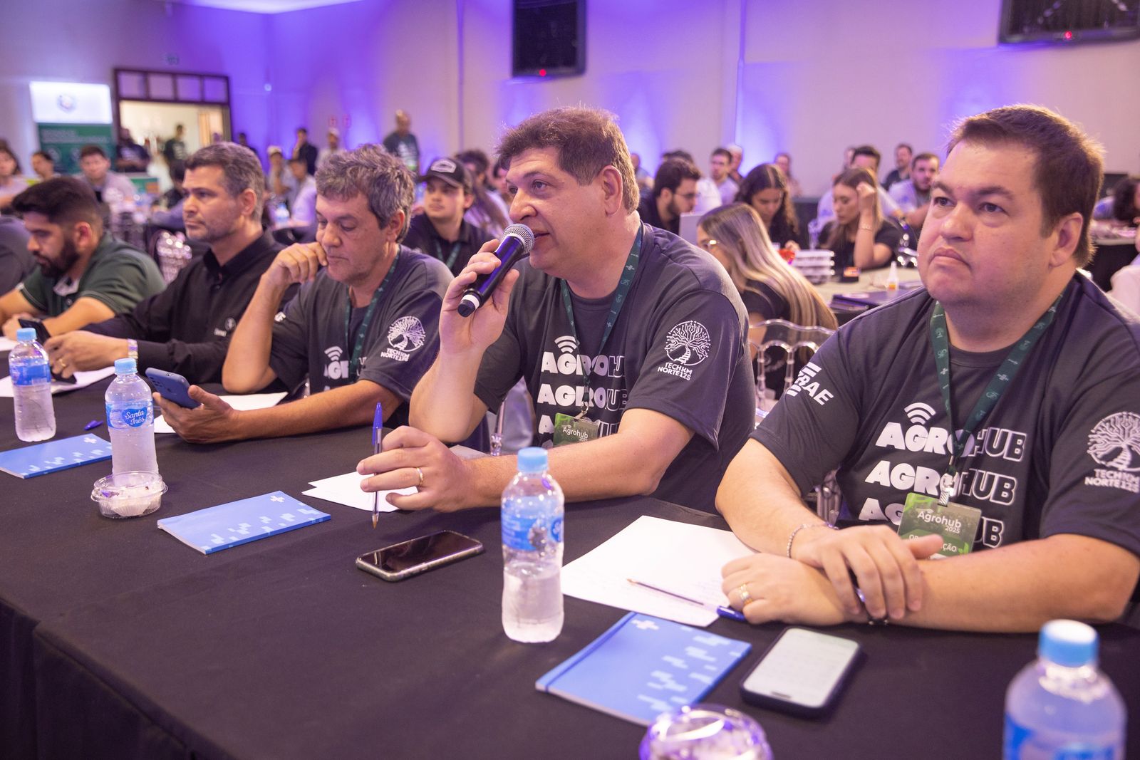 Participante fazendo pergunta durante palestra do Agrohub