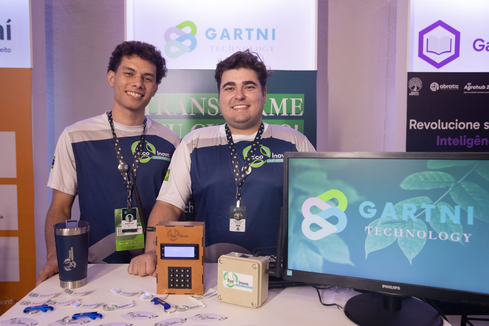 Equipe da startup Gartni no estande