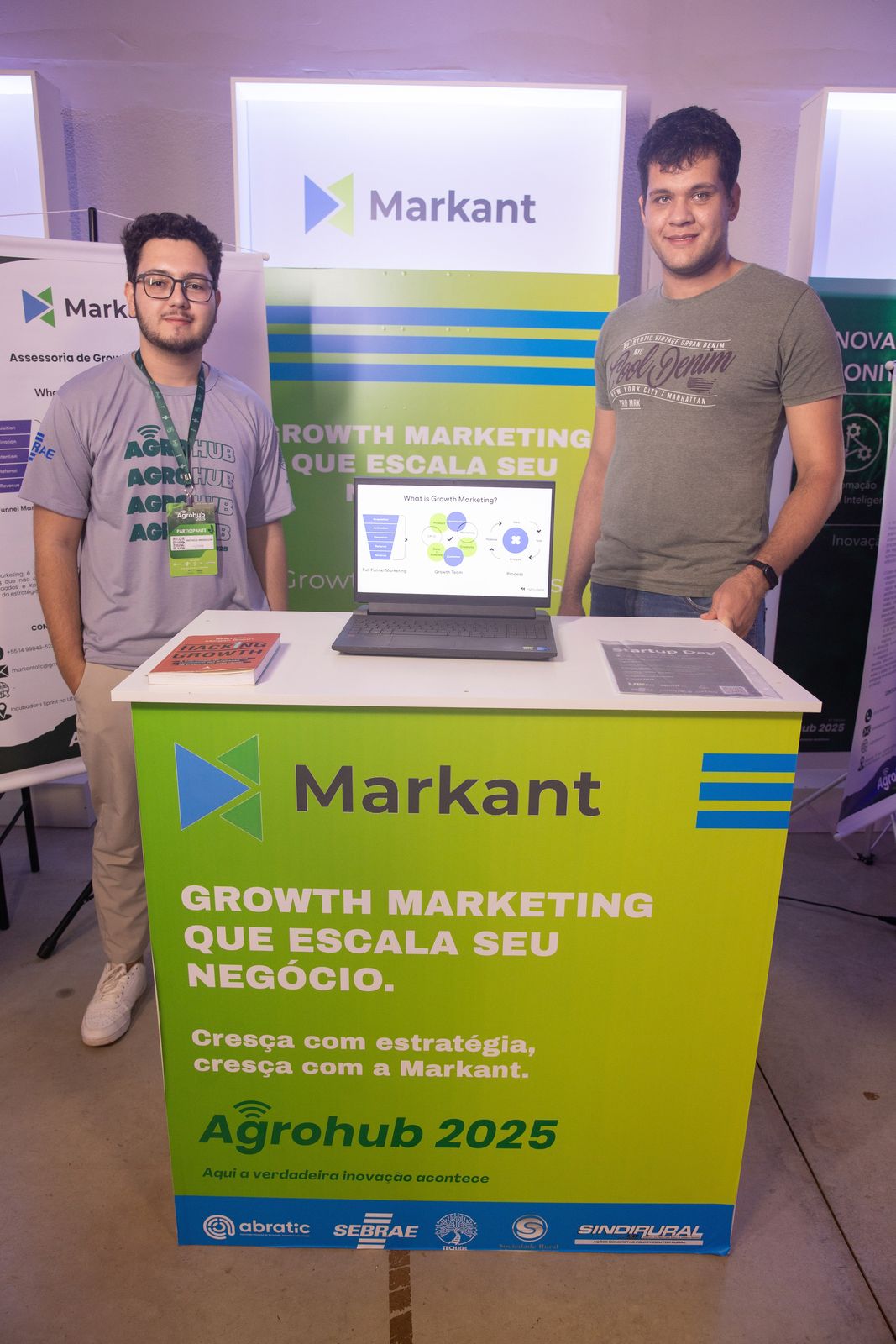 Equipe da startup Markant no estande